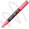 Marker cu vopsea acrilica – varf fin rotund 0.7mm PC 1M Uni Posca Coral Pink pentru desen, scriere, colorare și proiecte creative.