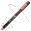 Marker cu vopsea acrilica – varf fin metalic 0.7mm PC 1MR Uni Posca Metallic Red pentru desen, scriere, colorare și proiecte creative.