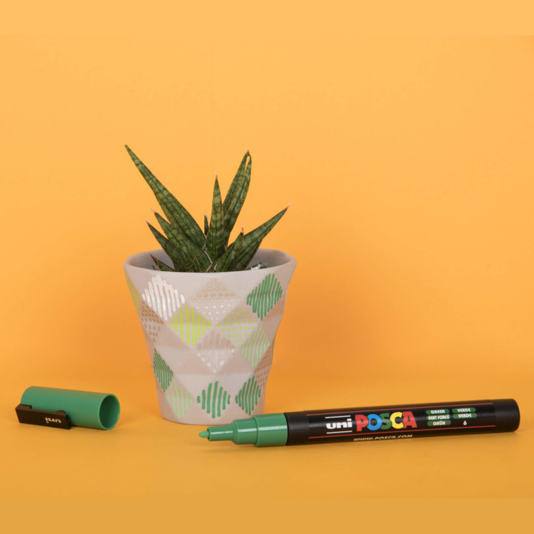 Marker cu vopsea acrilica – varf rotund 1.8 2.5mm PC 5M Uni Posca pentru desen, scriere, colorare și proiecte creative.