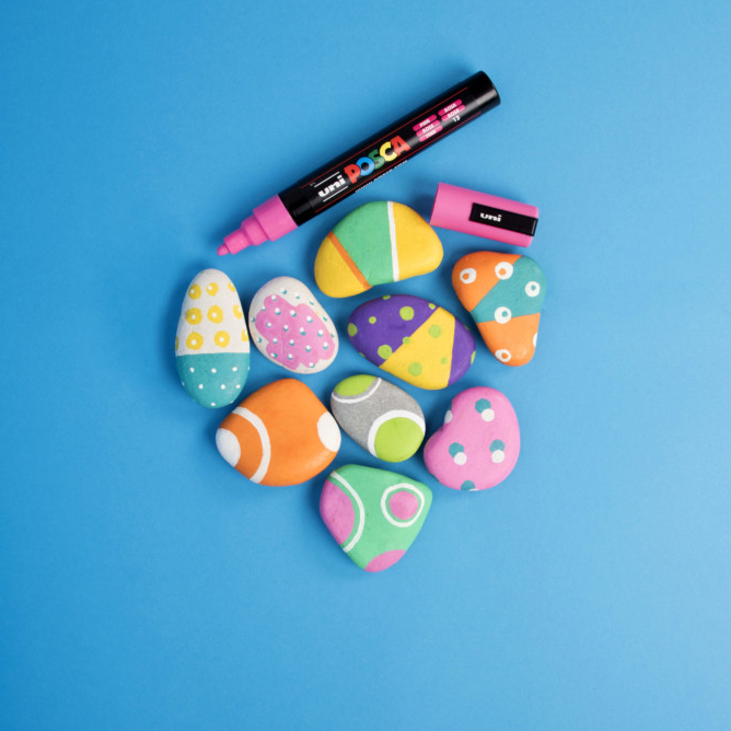 Marker cu vopsea acrilica – varf rotund 1.8 2.5mm PC 5M Uni Posca pentru desen, scriere, colorare și proiecte creative.