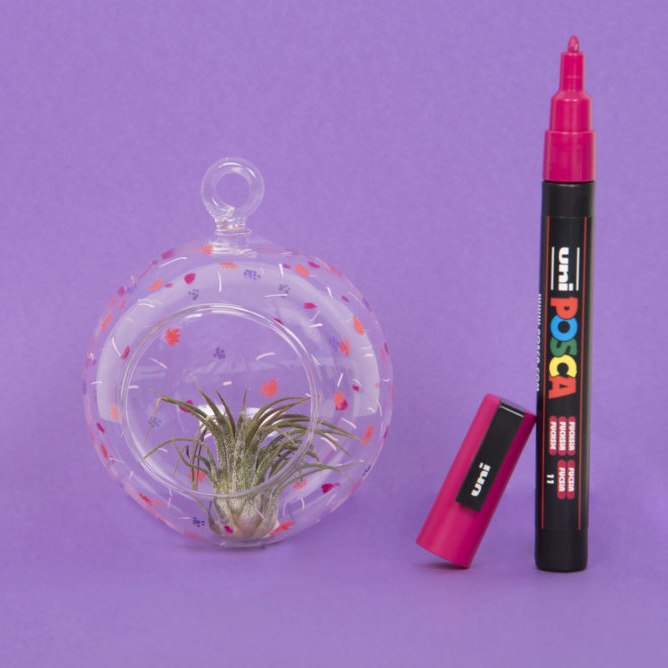 Marker cu vopsea acrilica – varf rotund 1.8 2.5mm PC 5M Uni Posca pentru desen, scriere, colorare și proiecte creative.
