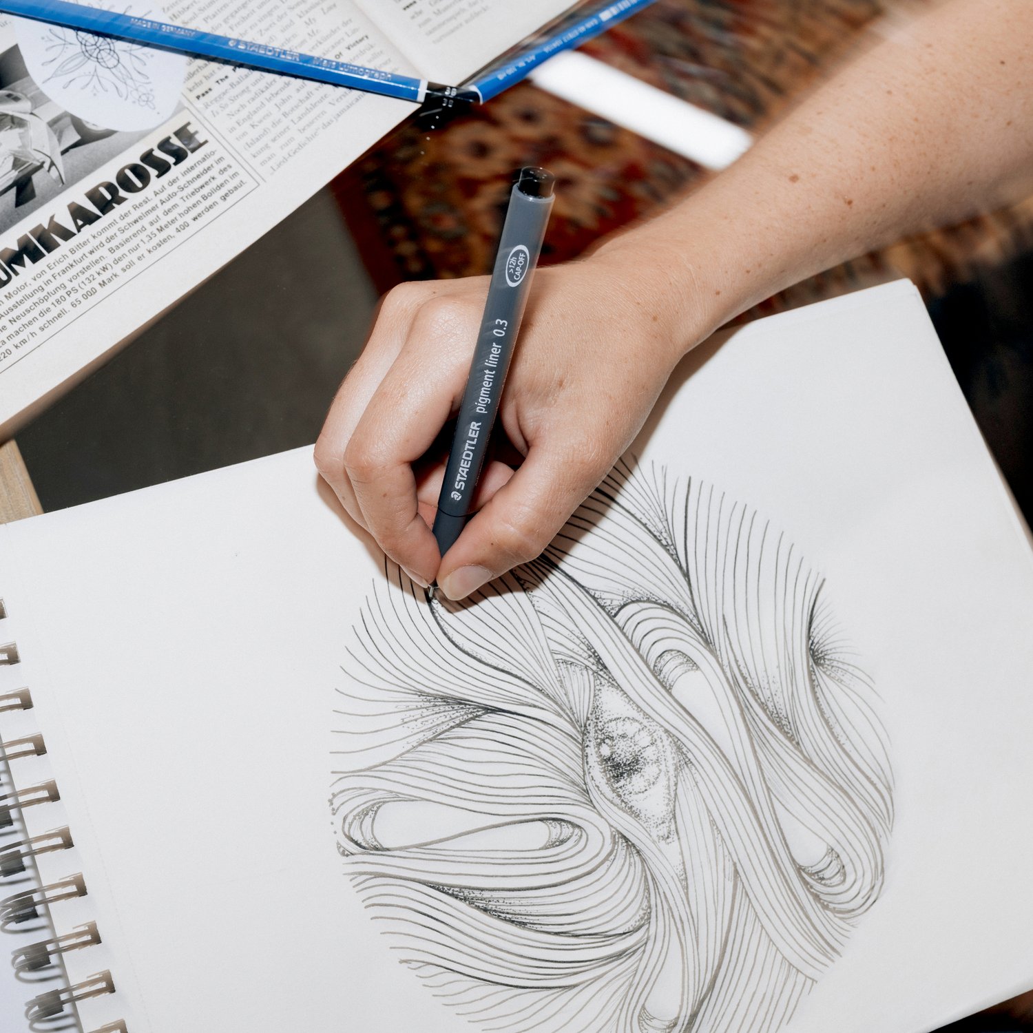 Pigment Liner este alegerea ideală pentru desen tehnic, schițe, ilustrații, caligrafie și scriere de precizie.