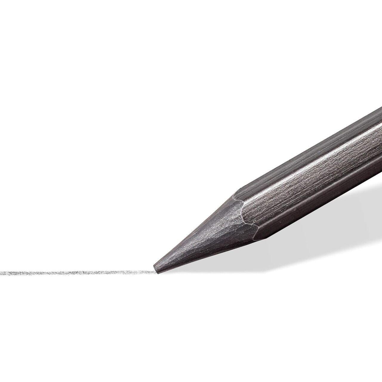 Setul Mars Lumograph 100 conține 6 creioane din grafit în cutie metalică, cu durități variate pentru schițe, desen artistic și umbrire profesională.