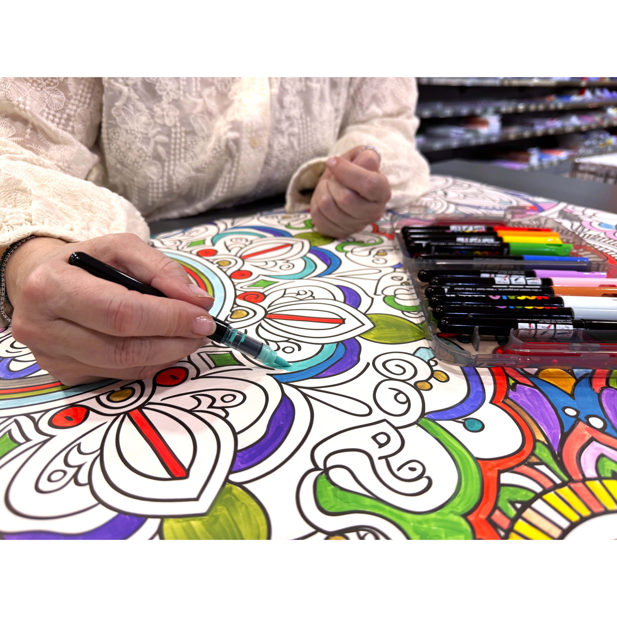 Utilizarea markerului acrilic pentru a colora spatiile in stil mandala