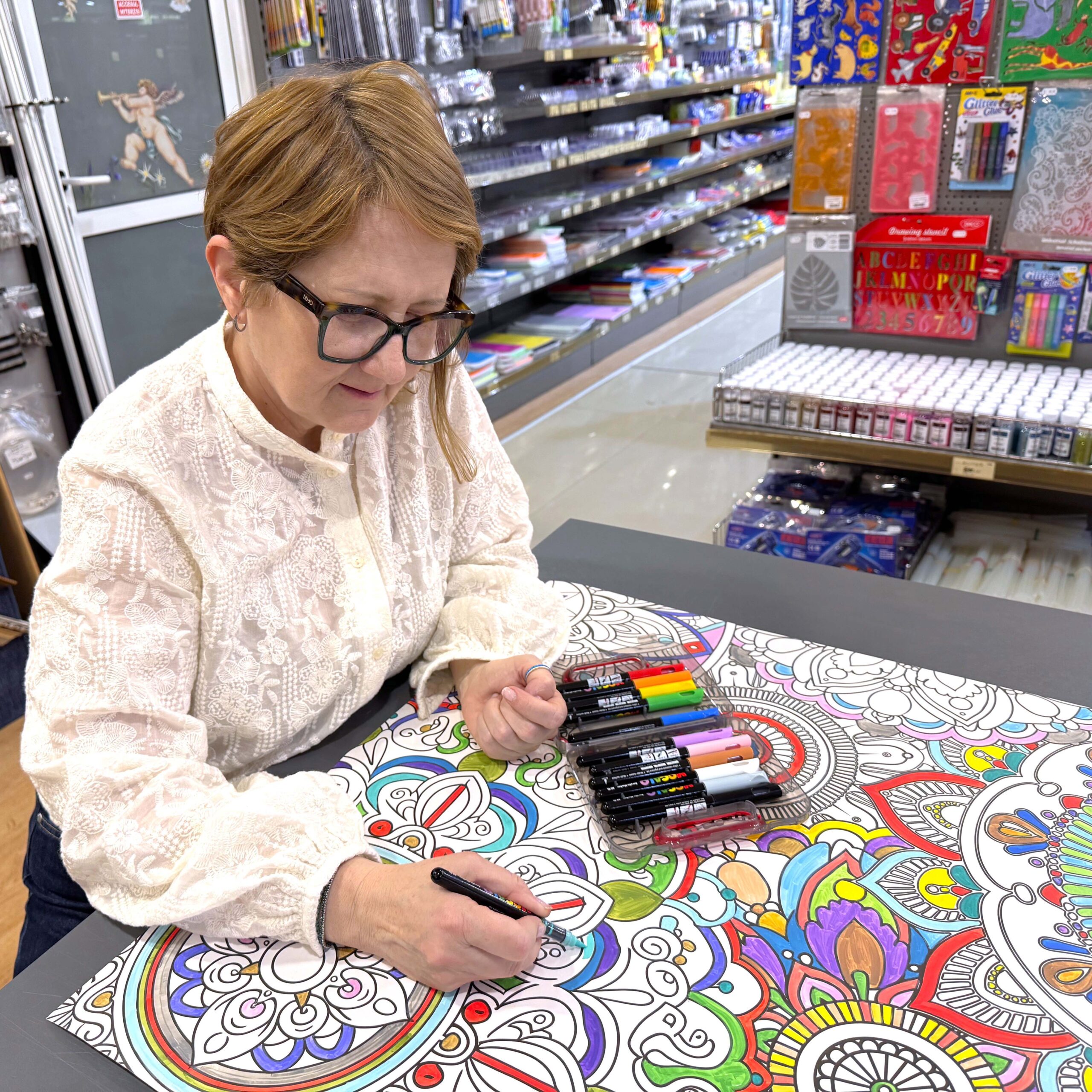 Utilizarea markerului acrilic din set pentru a colora spatiile in stil mandala